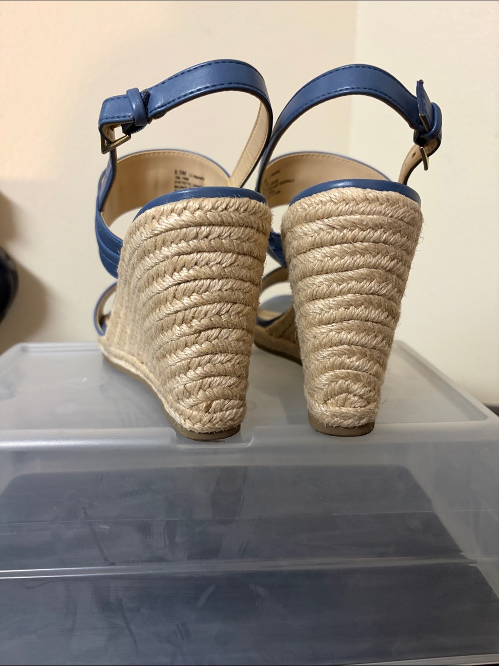 Liz Claiborne Periwinkle Blue Leather Slingback Wedge Sandals with Gold Accent - Picture 4 of 4